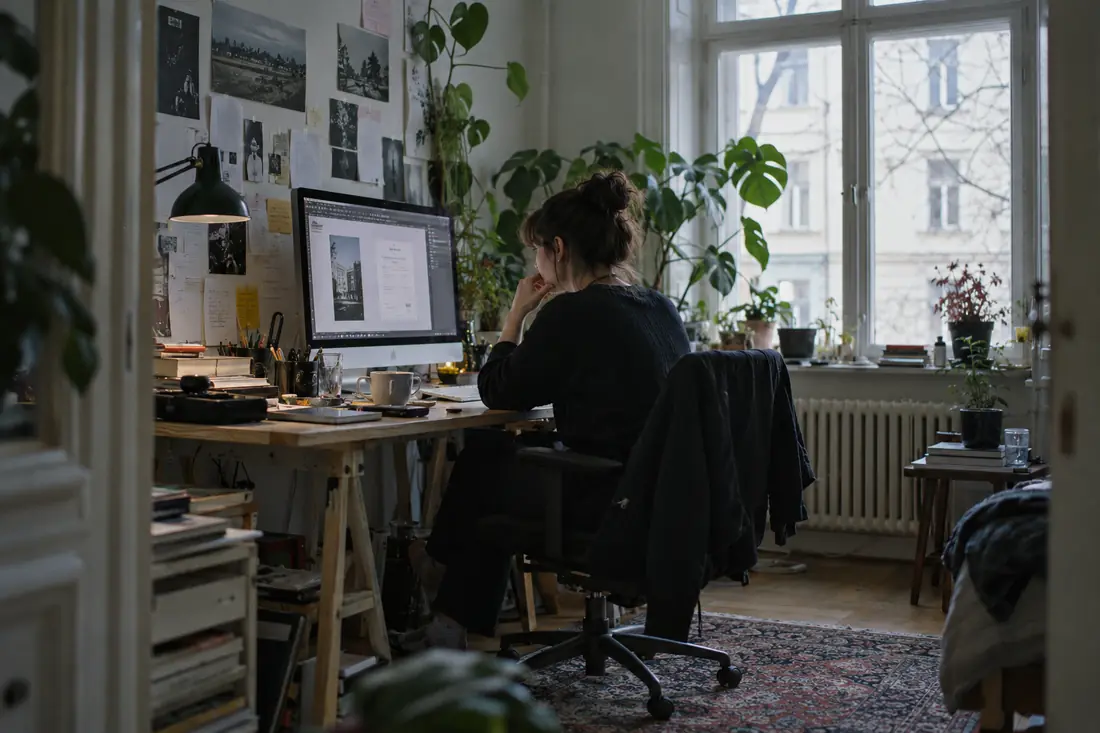 Selbstständige Designerin am Schreibtisch